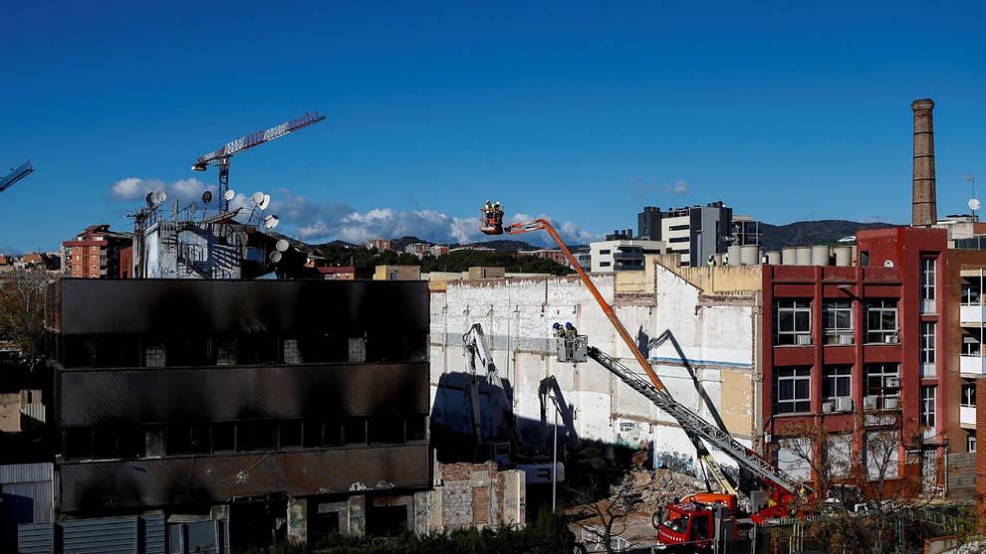 Localizado un cuarto cadáver en la nave que se incendió en Badalona