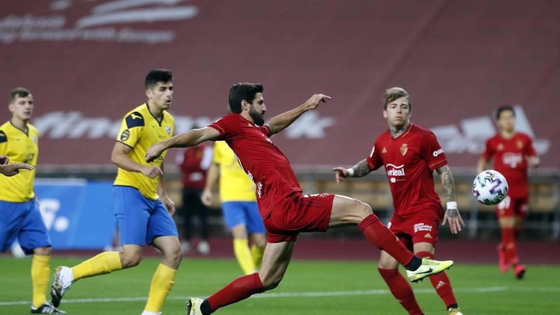 Imágenes del partido de primera ronda de Copa del Rey entre el Tomares y Osasuna, disputado en el estadio de La Cartuja.