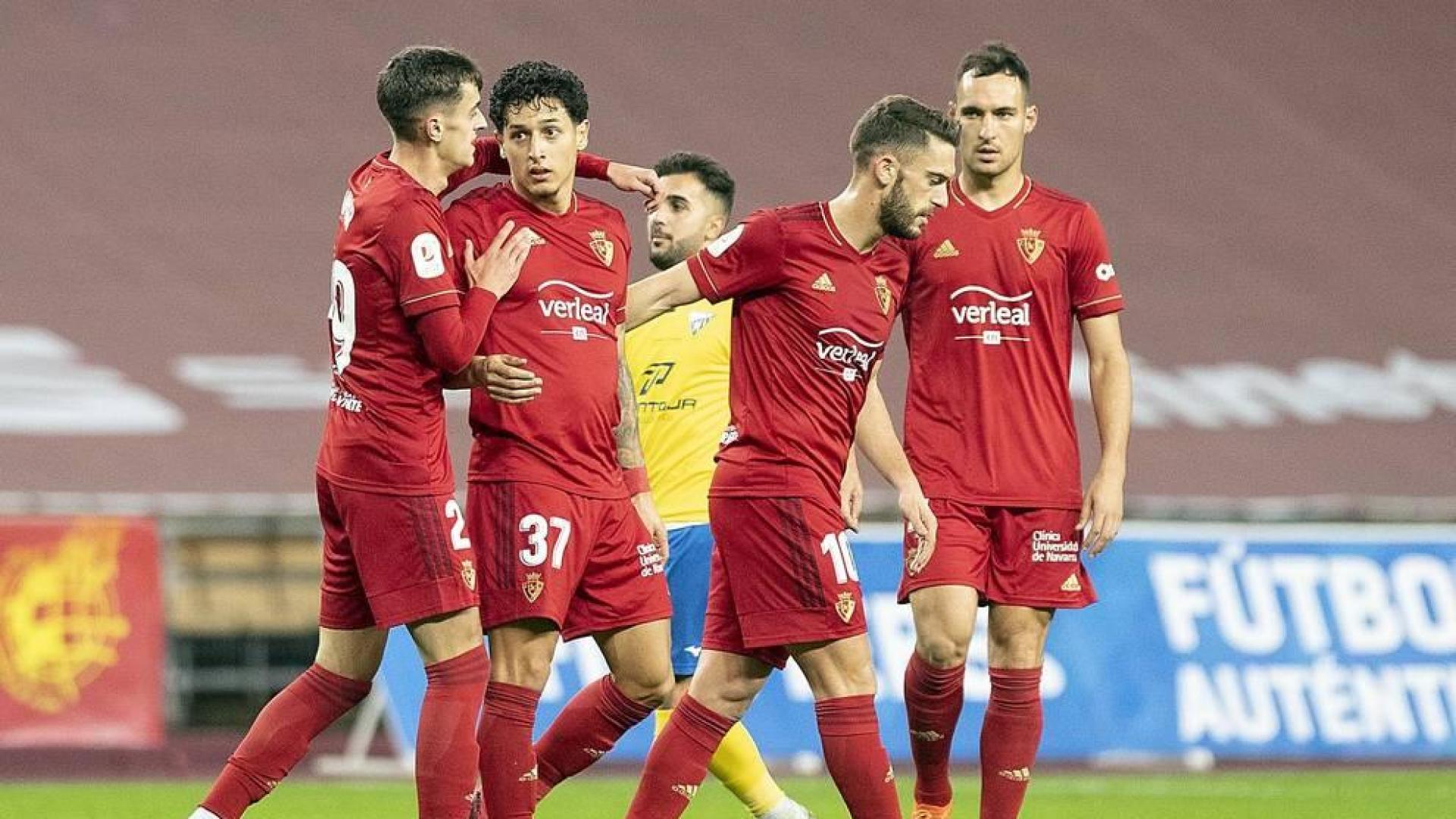 Imágenes del partido de primera ronda de Copa del Rey entre el Tomares y Osasuna, disputado en el estadio de La Cartuja.