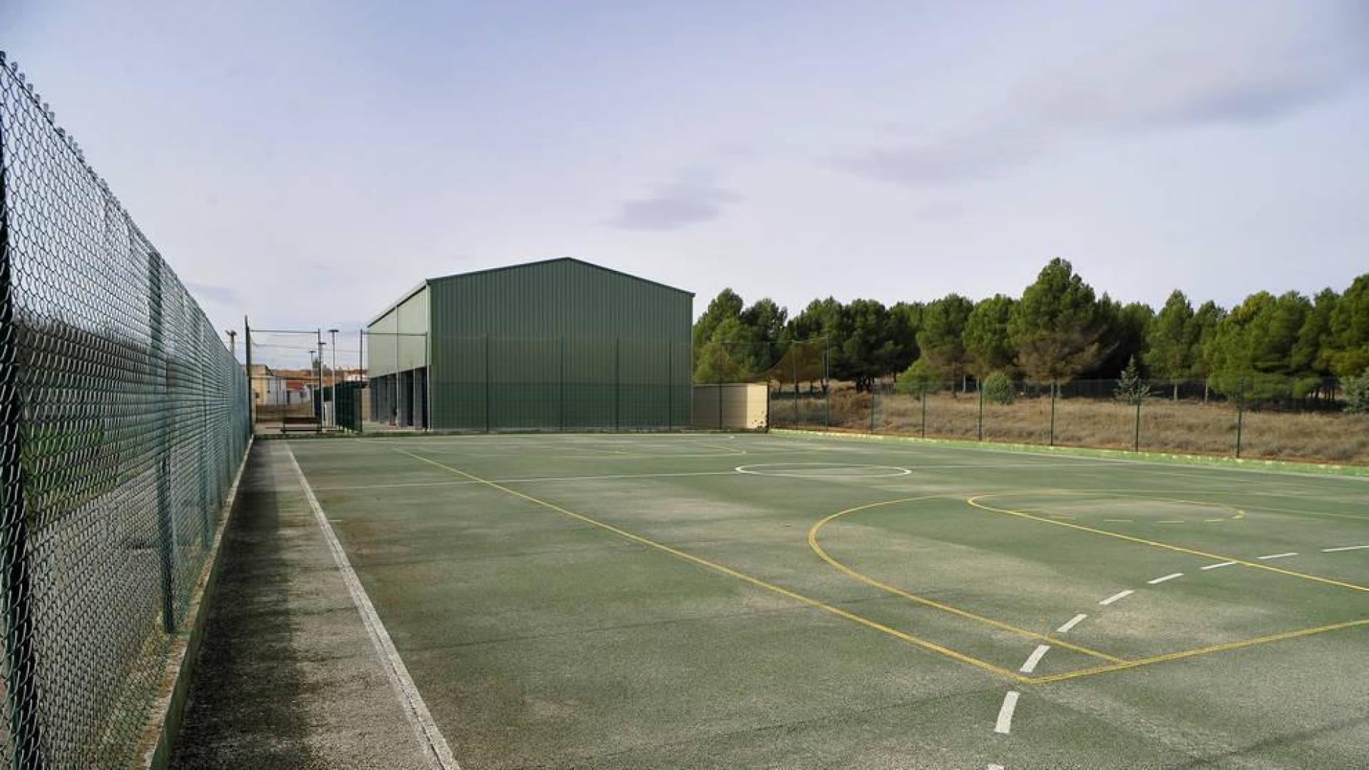 Santacara acondiciona con hierba artificial la pista de fútbol sala