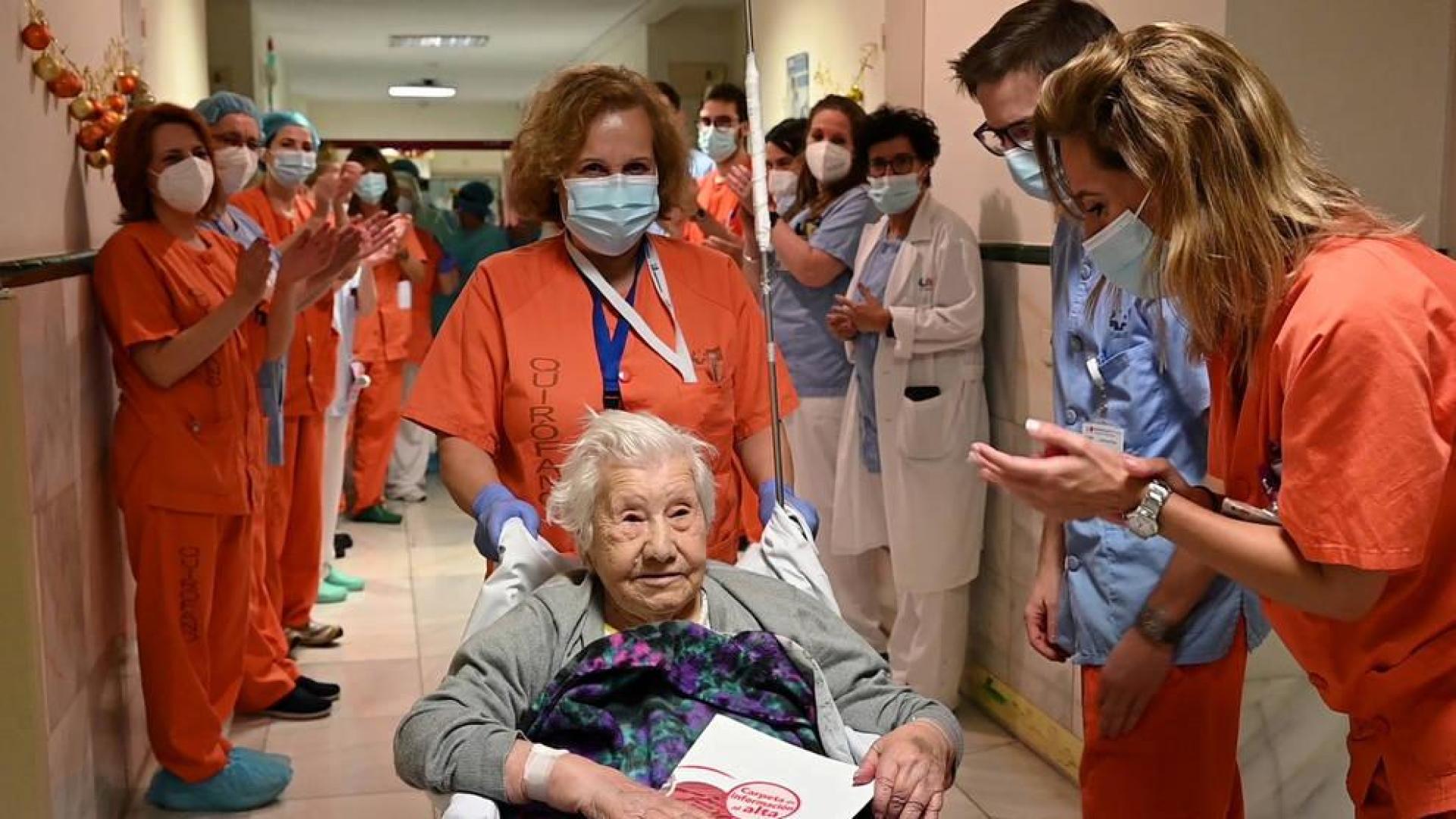 Elena, de 104 años, en el momento de abandonar el Gregorio Marañón.