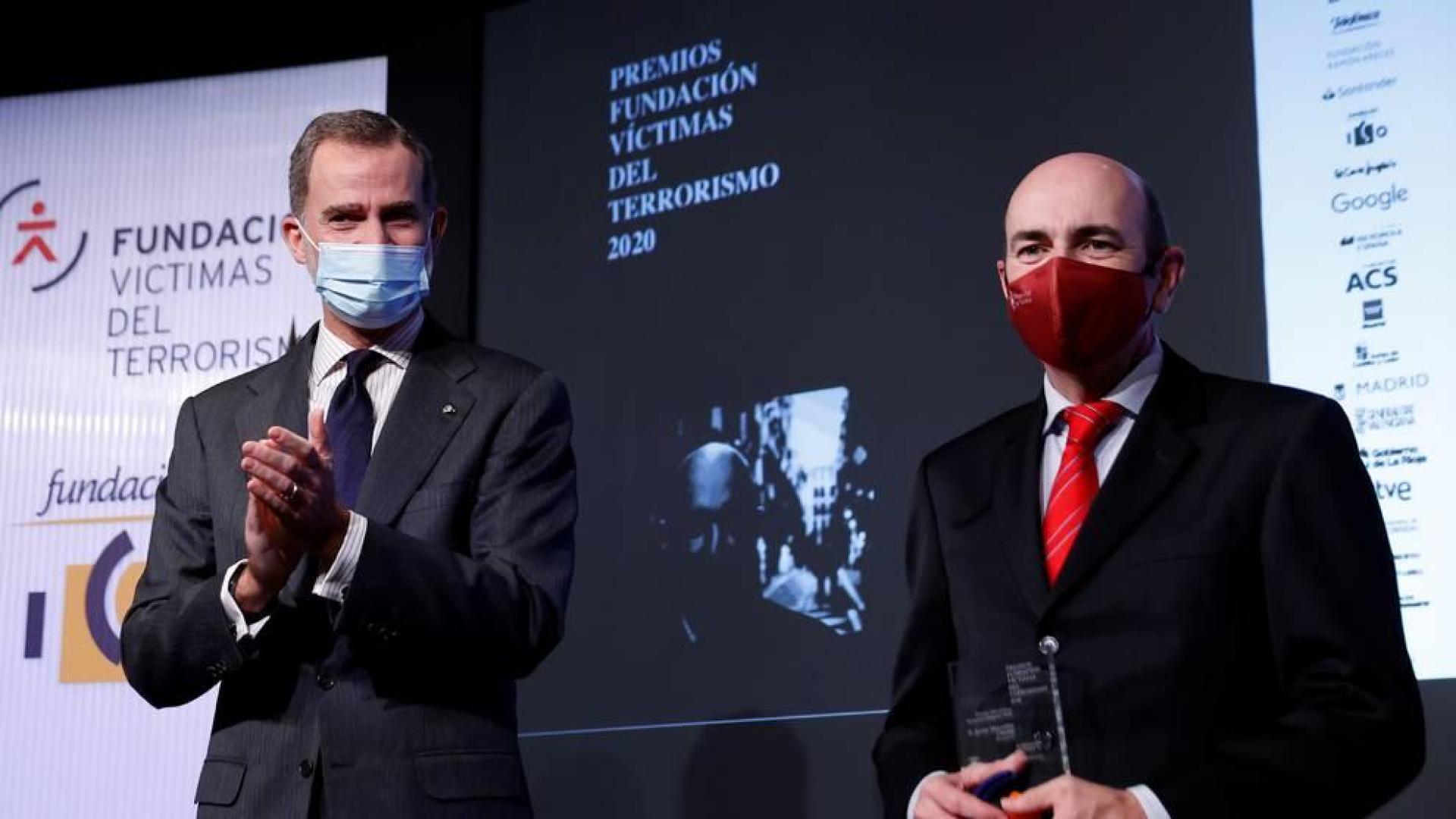 El periodista navarro Javier Marrodán recibe el Premio Fernando Delgado