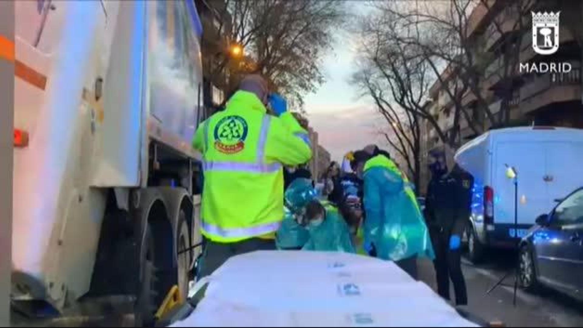 Vídeo: Muere una ciclista tras ser atropellada por un camión de basura en Madrid