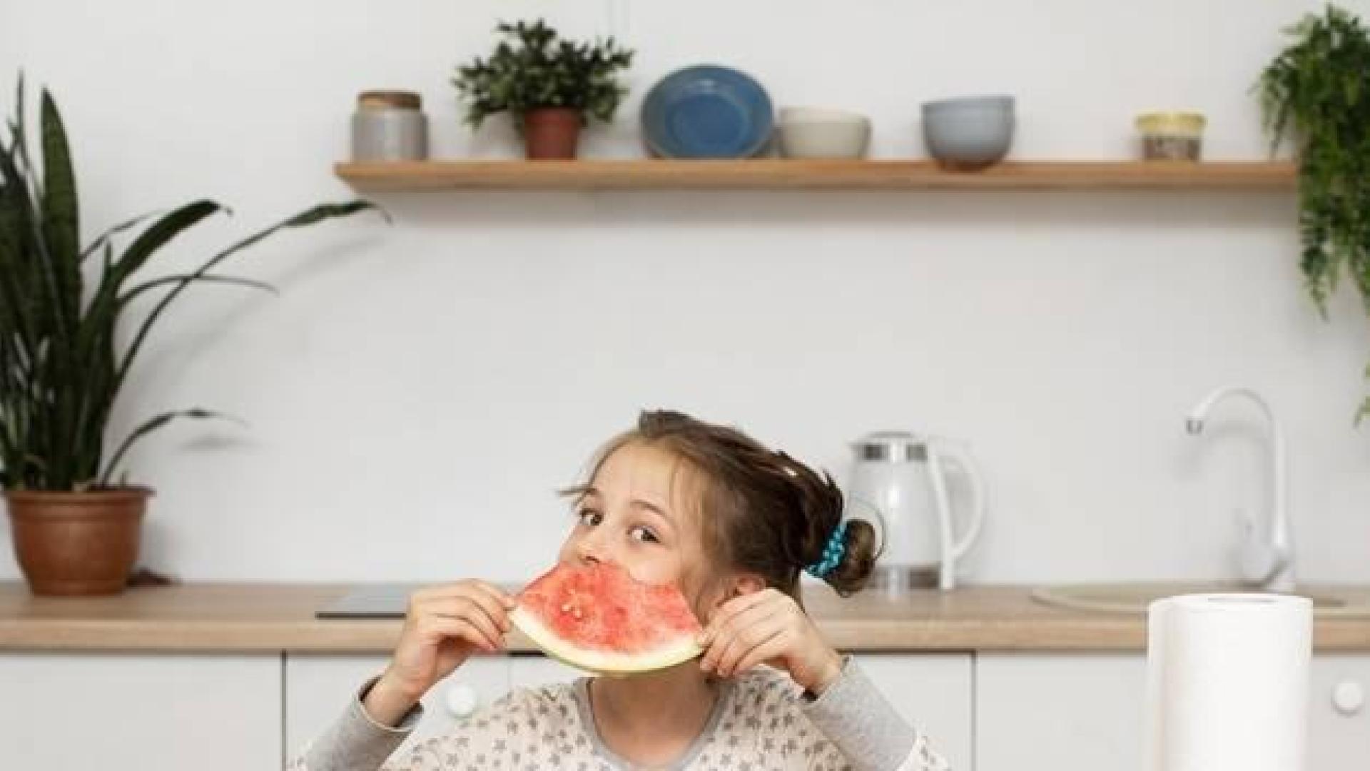 Imagen de una niña comiendo sandía