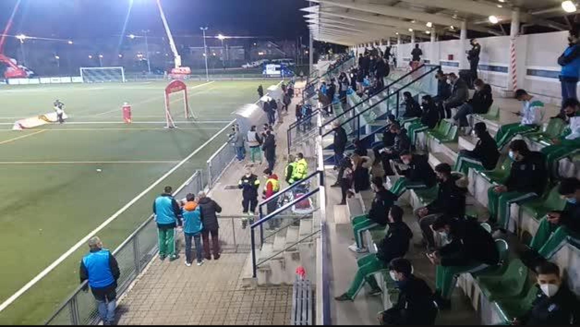 Público en las gradas del campo A.D. San Juan