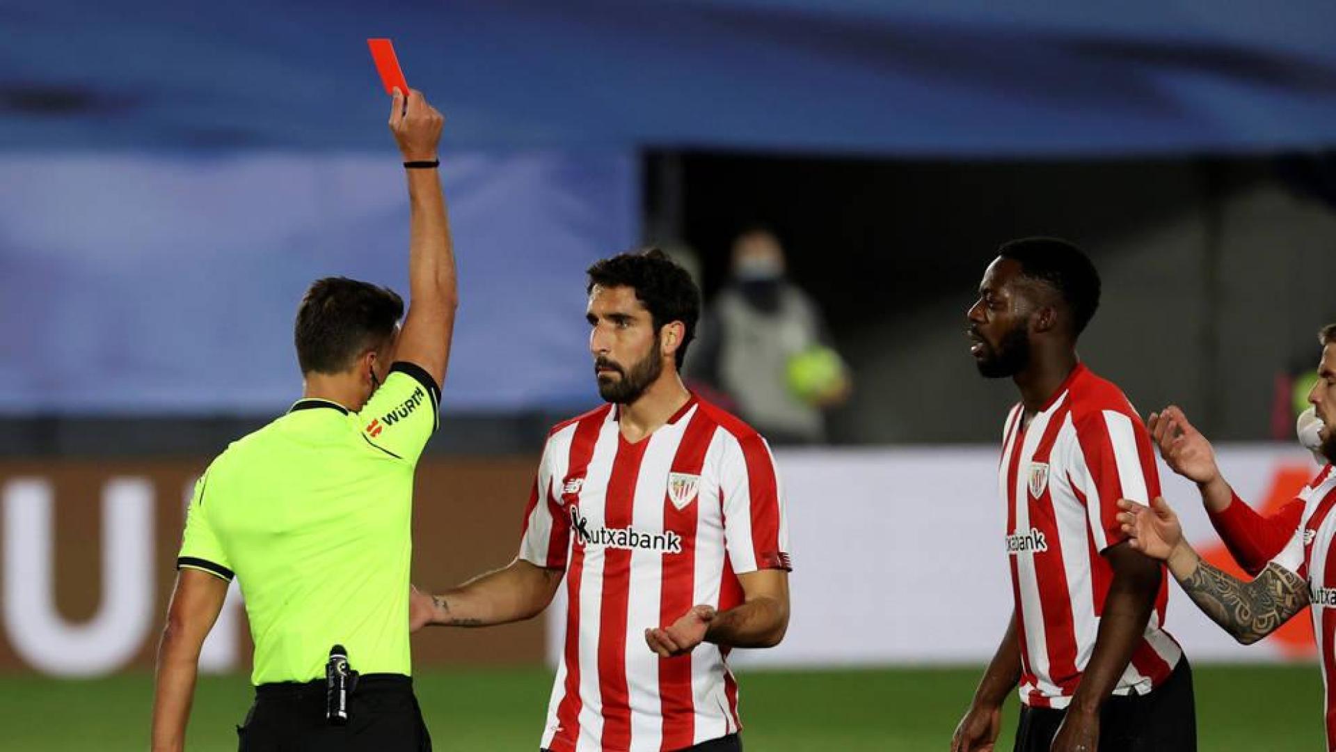 Raúl García fue expulsado por doble amarilla en el partido contra el Real Madrid.
