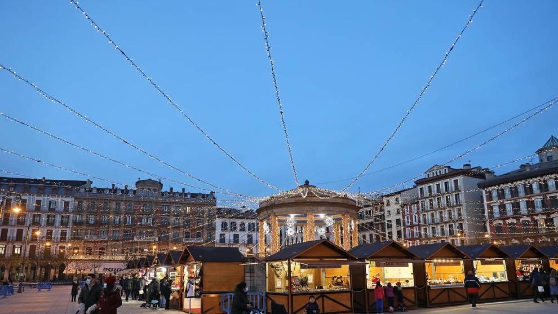 Las 27 casetas de productos artesanales y de comercio justo de la Feria de Navidad de la plaza del Castillo ya están abiertas. El recinto está vallado, con dos puntos de acceso para controlar el aforo.
