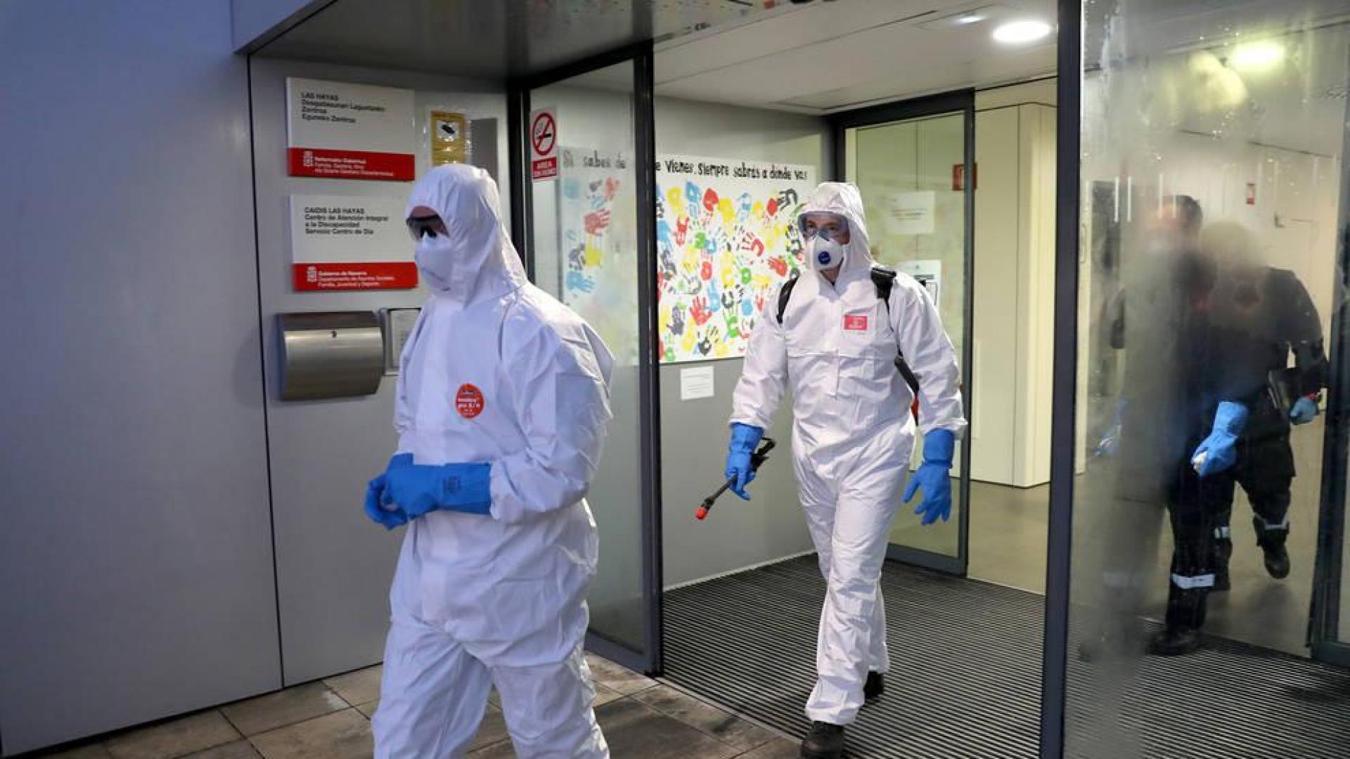 Dos miembros de la UME sale de la residencia Las Hayas donde han realizado labores de desinfección