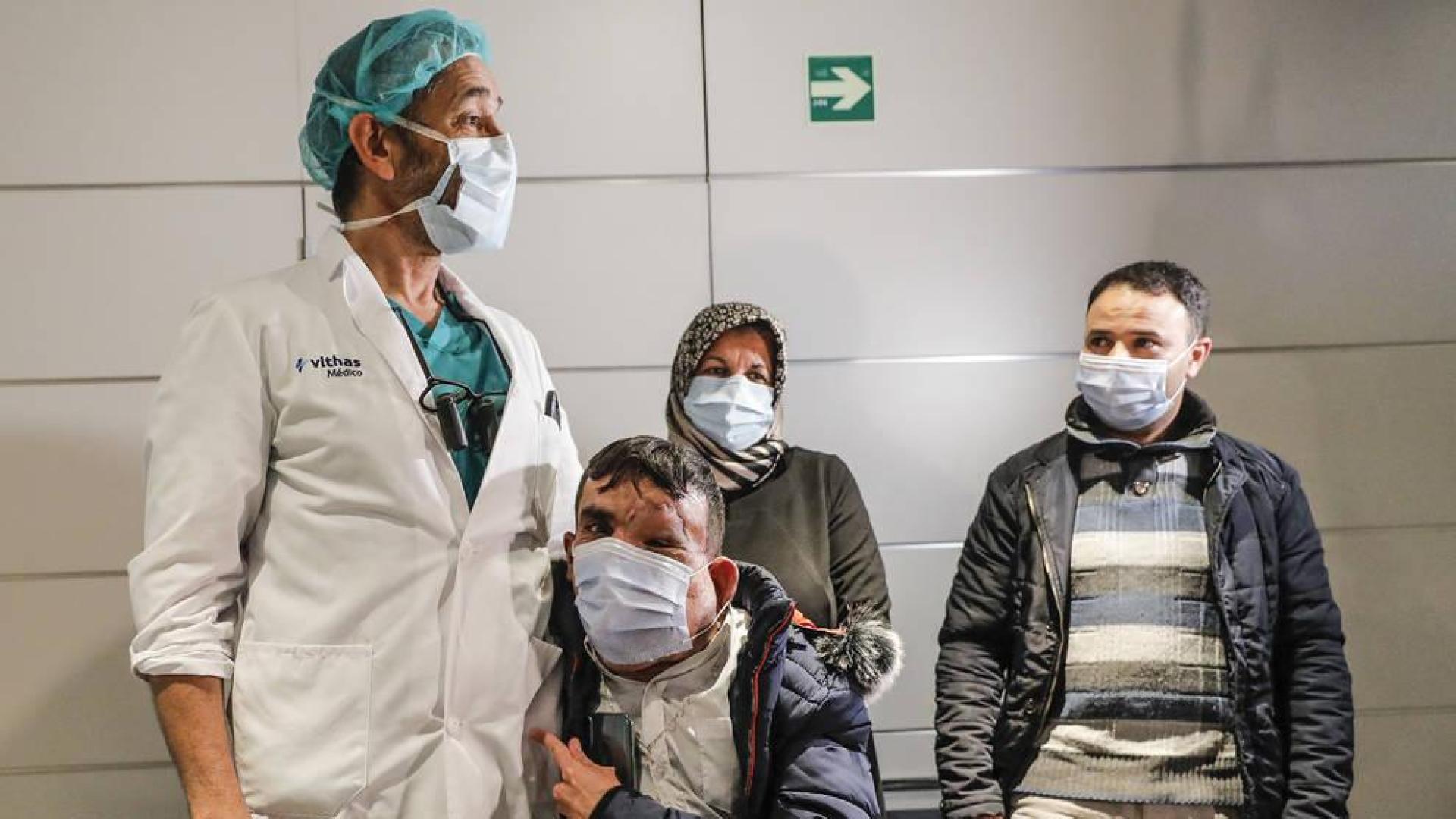 El cirujano plástico Pedro Cavadas abraza a Ali Amnad Rifi.