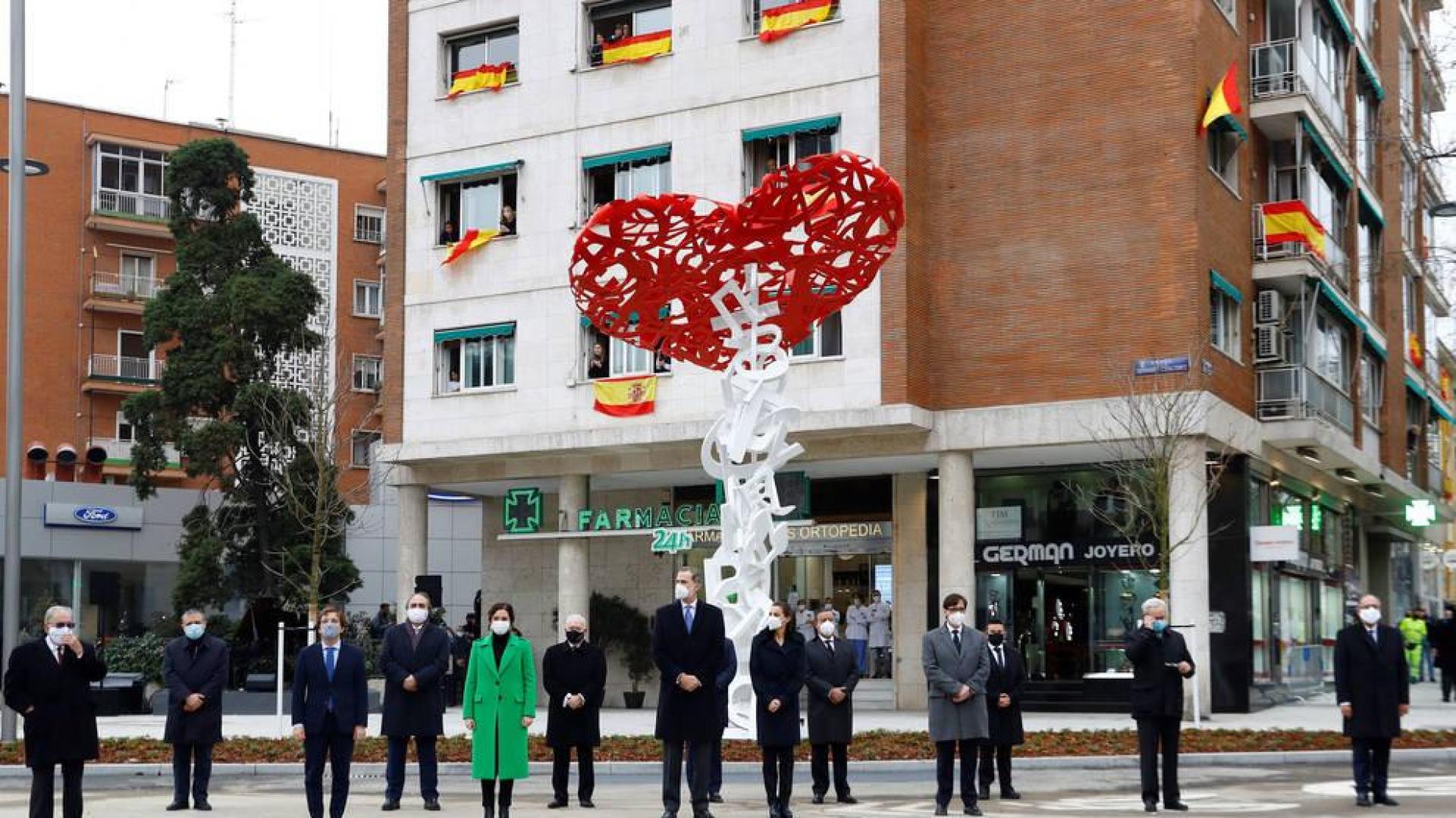 Los reyes inauguran el monumento a los sanitarios entre gritos de "Illa dimisión"