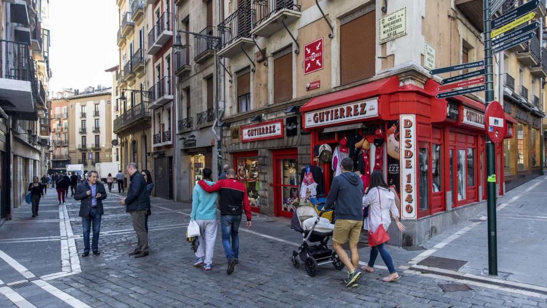 Un grupo de personas pasea por la calle Mercaderes en la confluencia con Plaza Consistorial en una imagen tomada ayer.