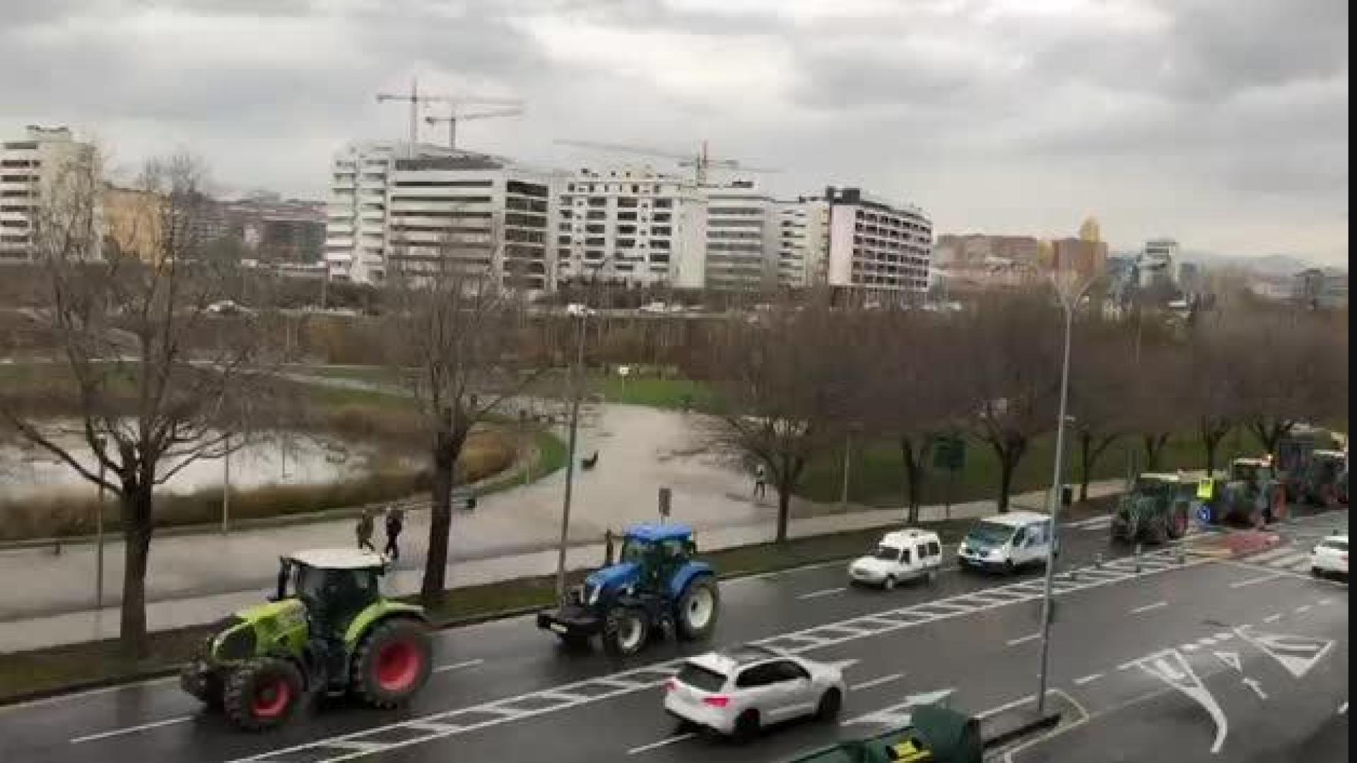 Vídeo: Cientos de vehículos protestan en Pamplona contra la nueva tributación del IRPF