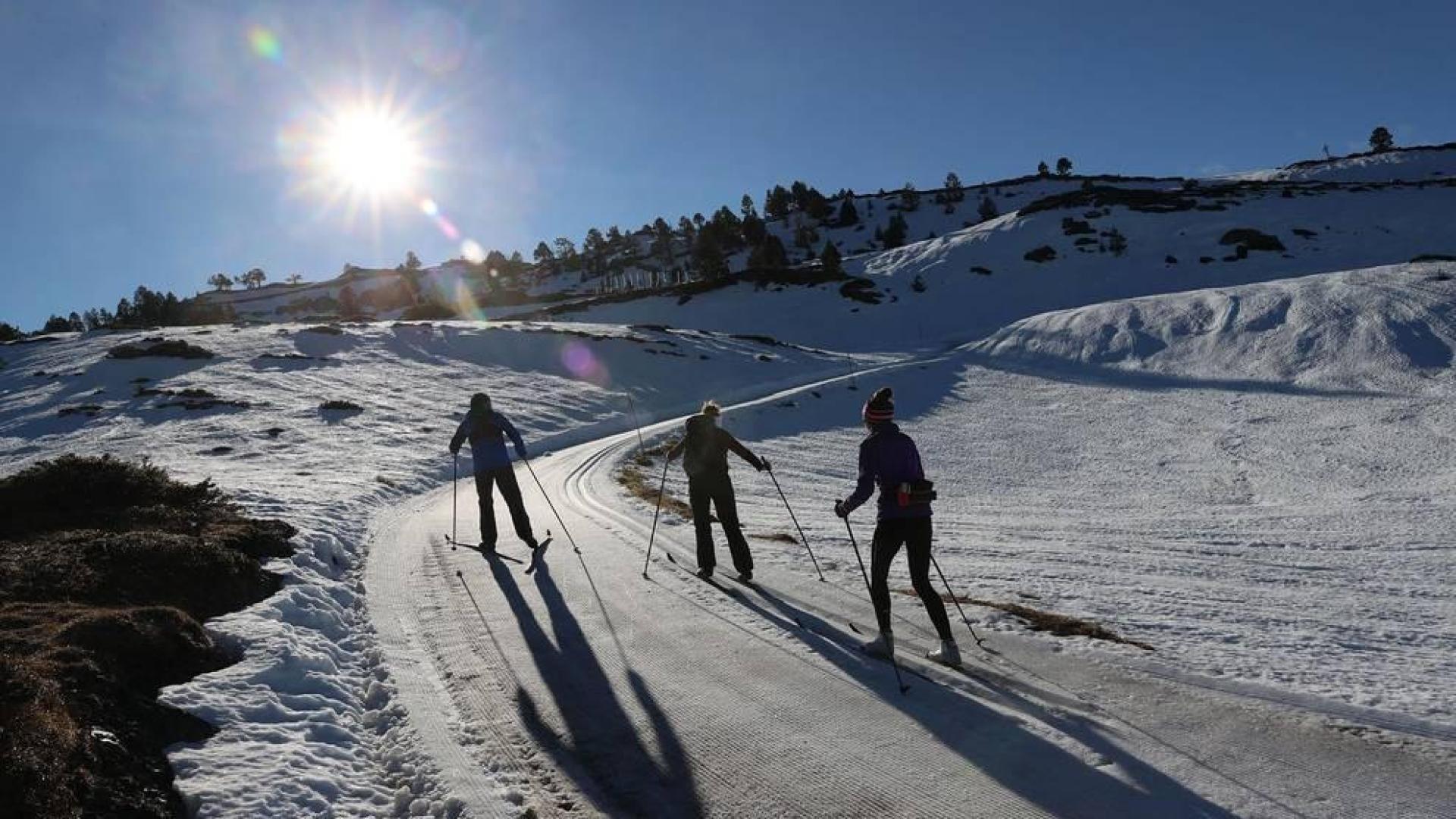 Los aficionados a los deportes de invierno pudieron disfrutar de la nieve con el primer día de las instalaciones este domingo 20 de diciembre.