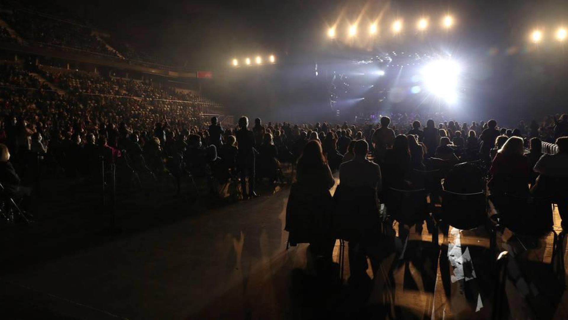 La asistencia de más de 4.000 personas al concierto de Raphael provoca críticas por las restricciones navideñas