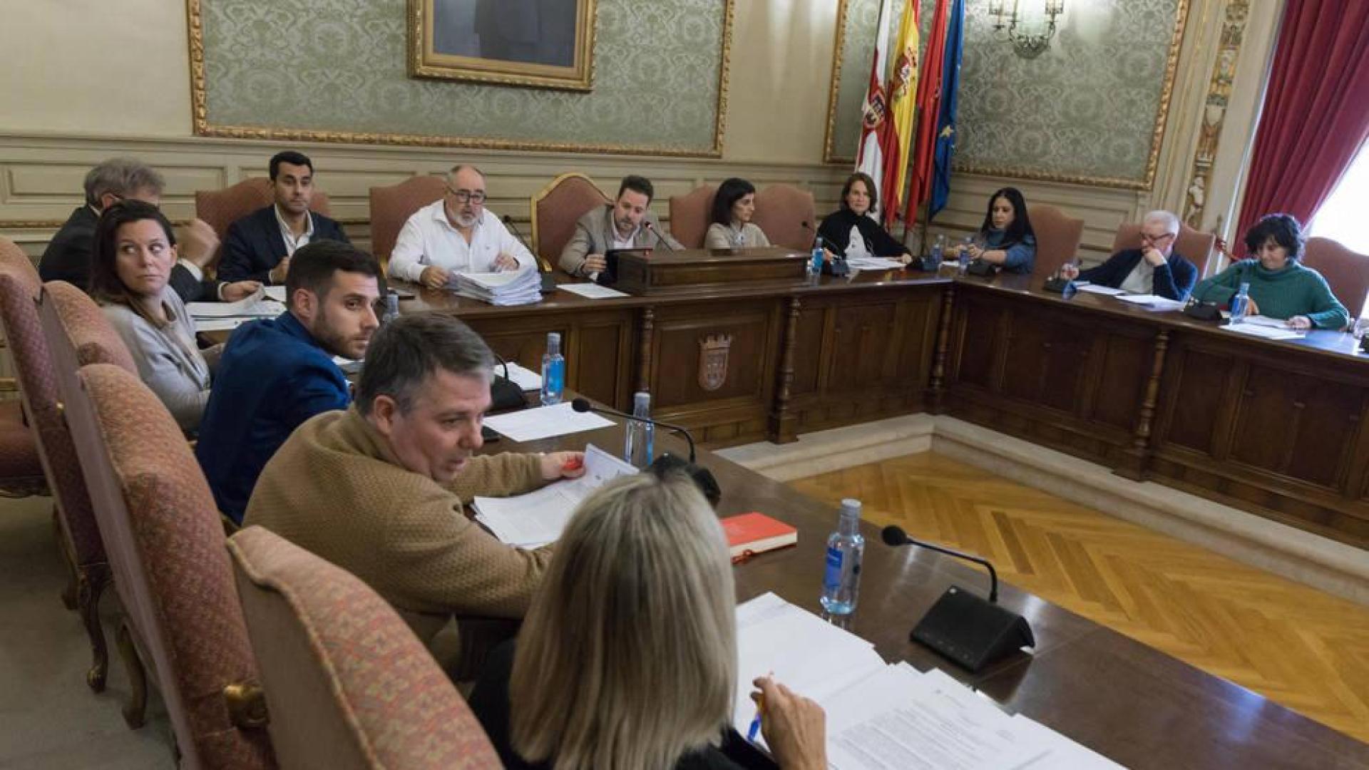 Alejandro Toquero, a la izquierda, y Marisa Marqués, a la derecha, en un momento del pleno celebrado ayer en Tudela.
