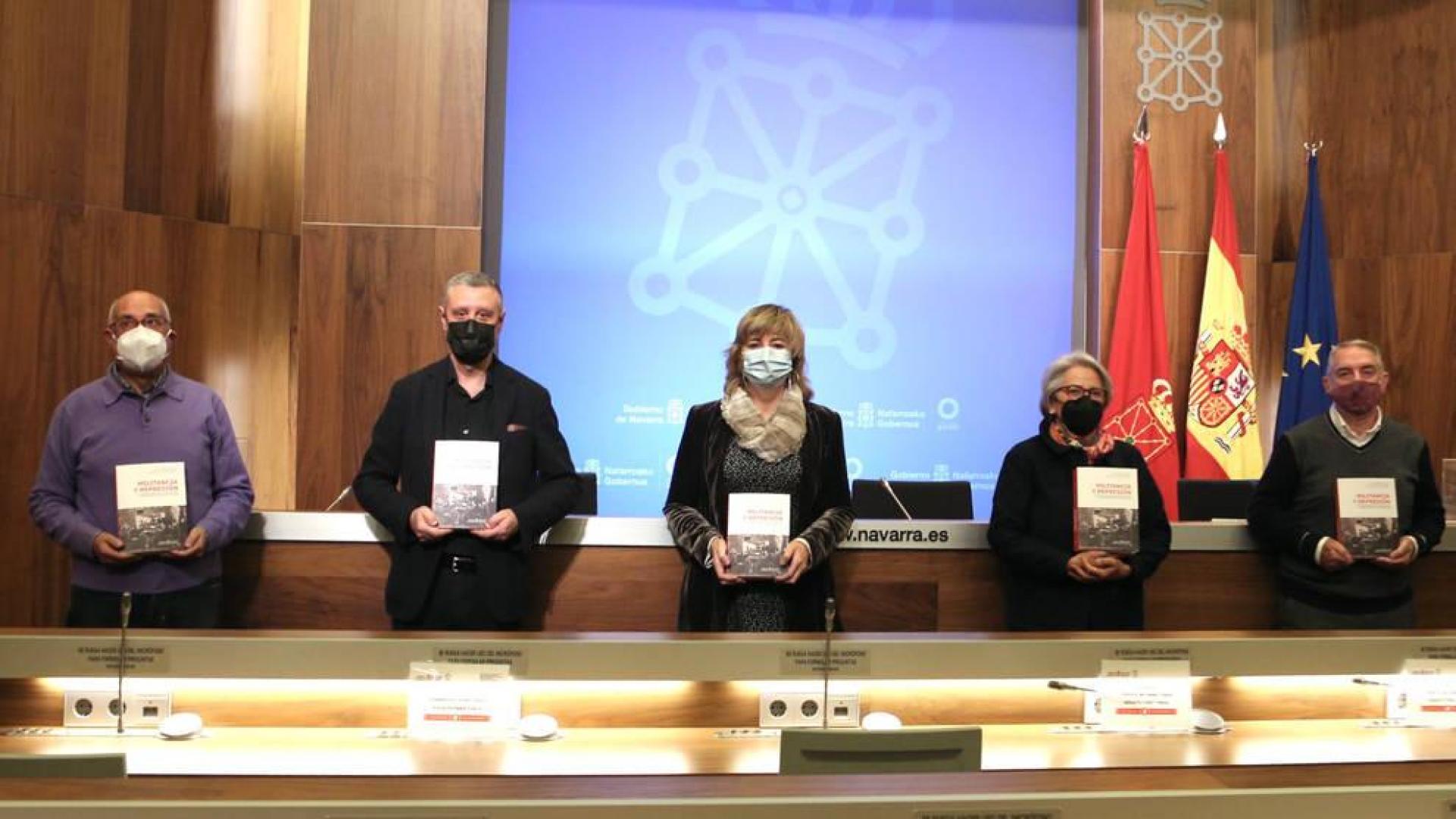 Juan José Casanova, autor; Martín Zabalza, director general de Paz, Convivencia y Derechos Humanos; Ana Ollo, consejera de Relaciones Ciudadanas; Reyes Berruezo, autora, y Francisco Javier Ema, autor.