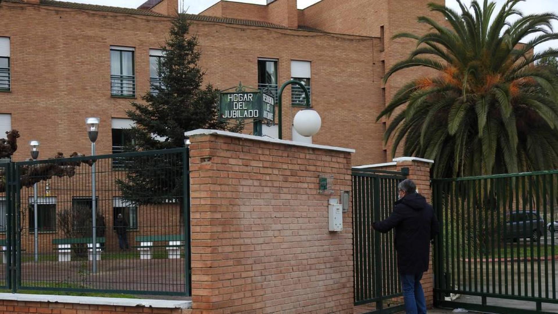 Un familiar entrando a la residencia de Lodosa, ocupada al 80% de su capacidad.