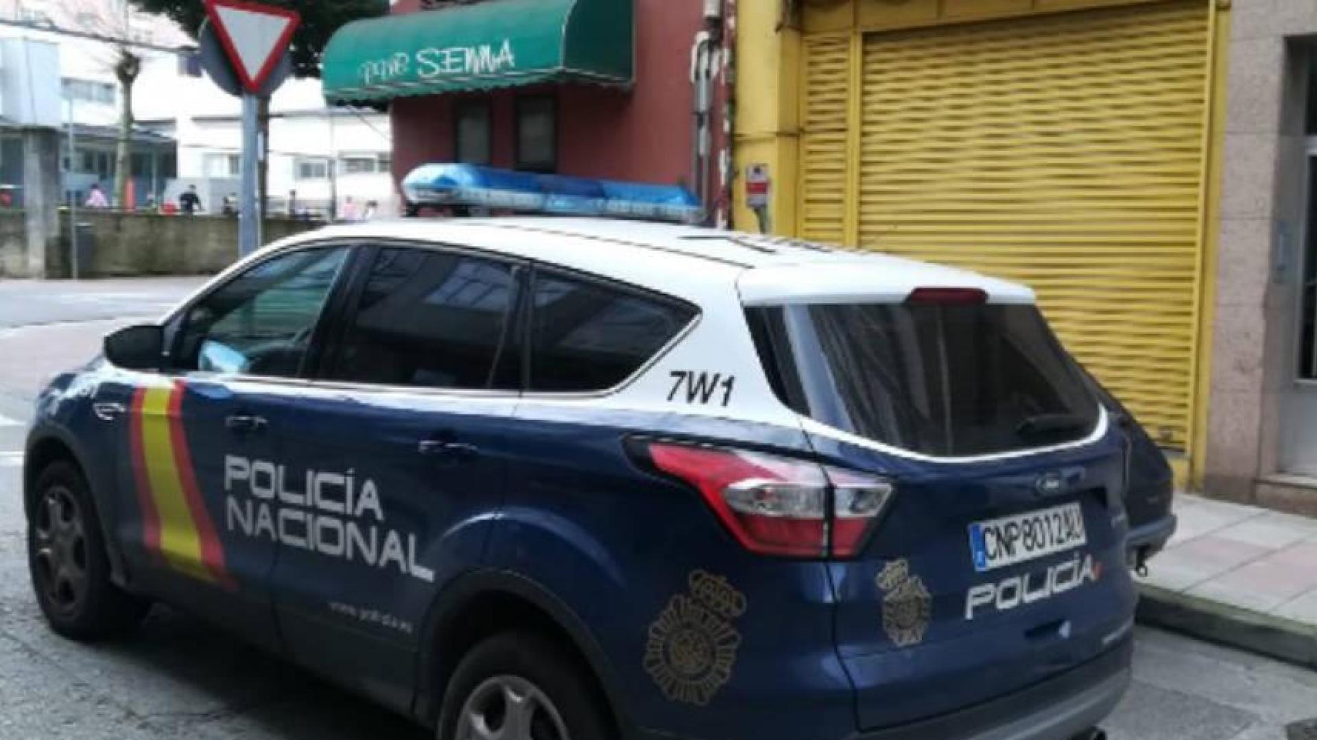 Un coche de la Policía Nacional, en una calle de Lugo.