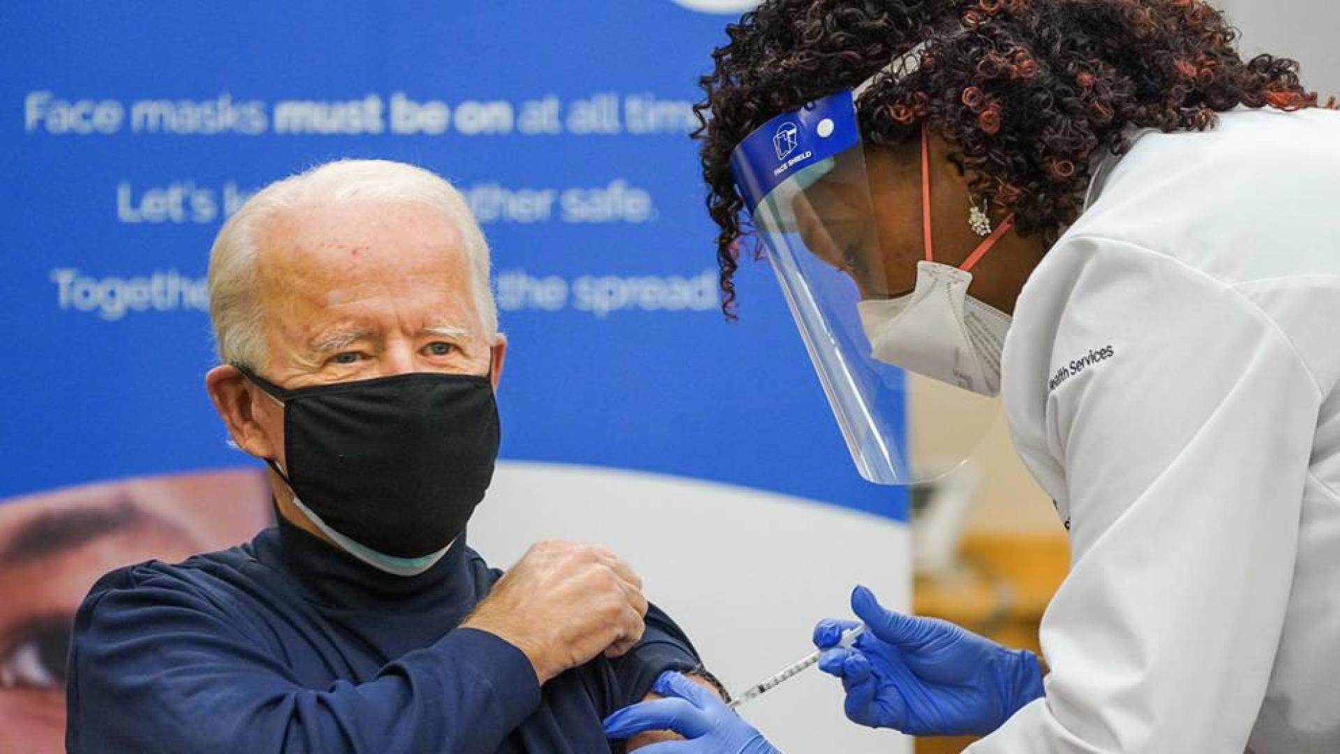 Biden recibe la vacuna de la covid en público y pide no preocuparse