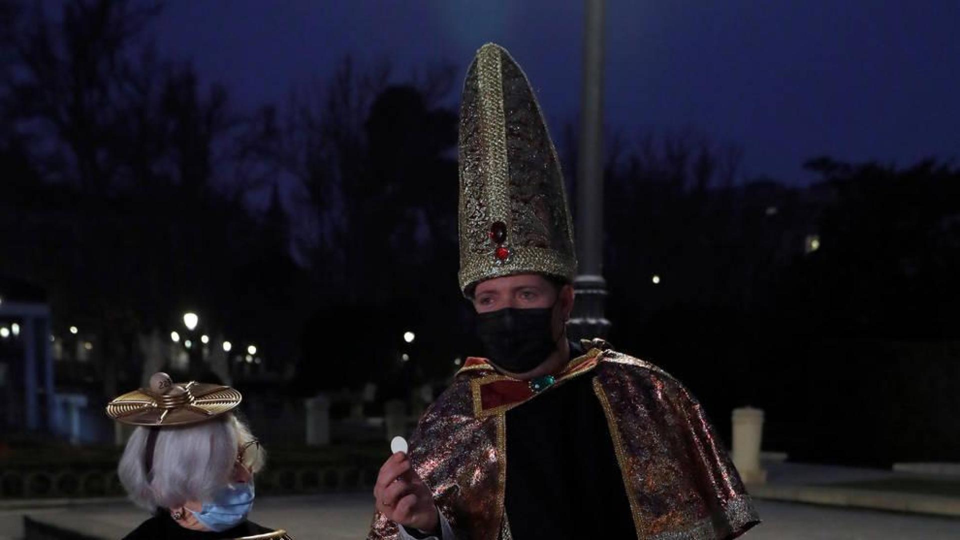 Incondicionales como Manoli o el 'Obispo de la Lotería' no faltan a su cita