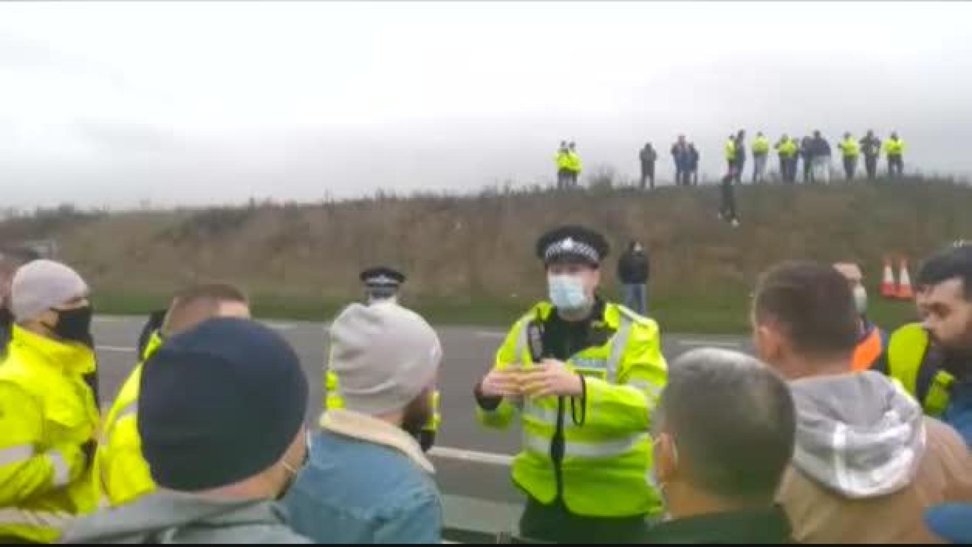 Los camioneros atrapados en el Reino Unido bloquean la autopista de Dover
