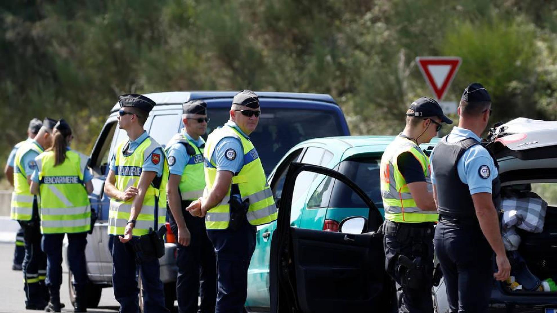 Gendarmes en un control de vehículos anterior.
