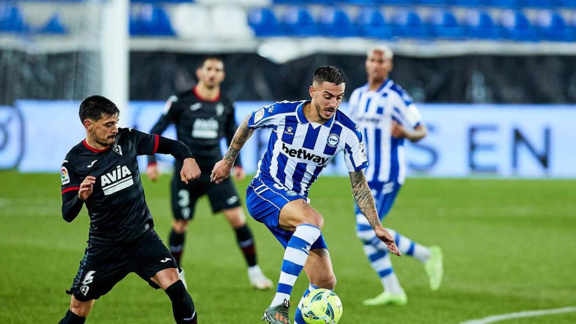 El Alavés remonta y complica al Eibar