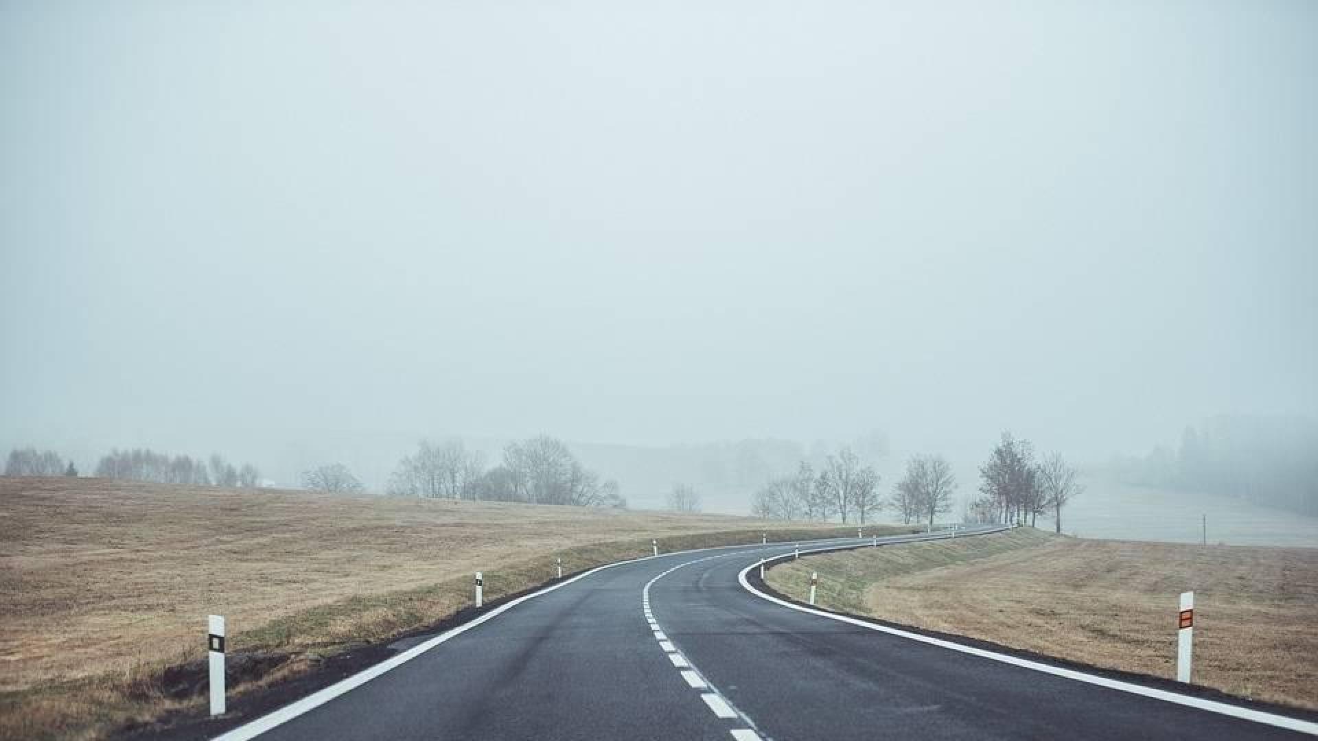Imagen de una carretera secundaria vacía