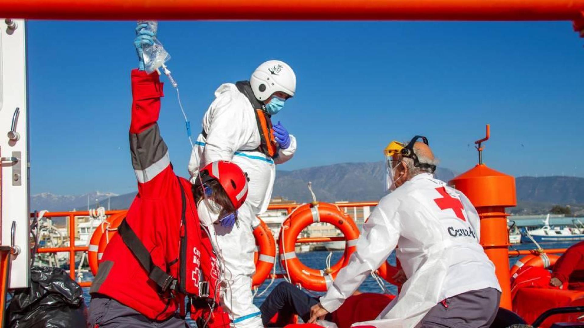 Miembros de los servicios de Emergencia atienden a uno de los inmigrantes llegados a Motril.