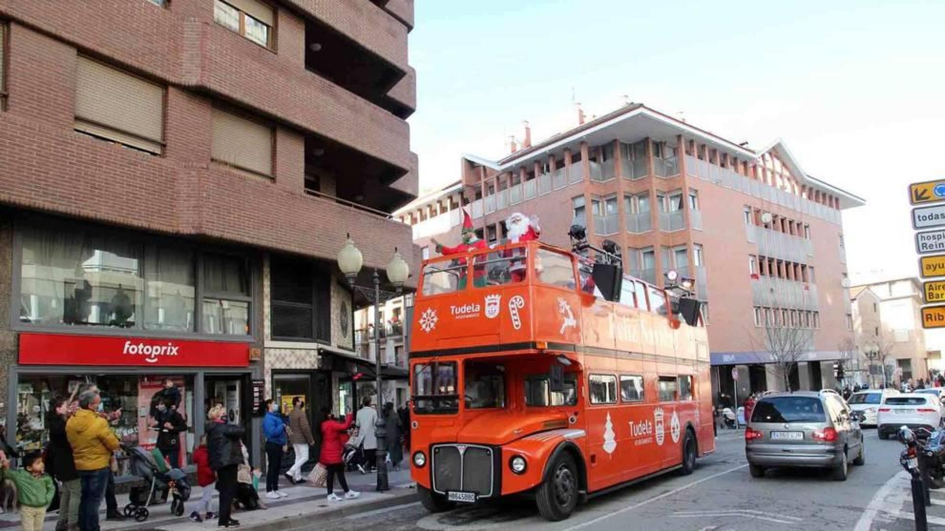 Un Papá Noel 'británico' pasea por Tudela