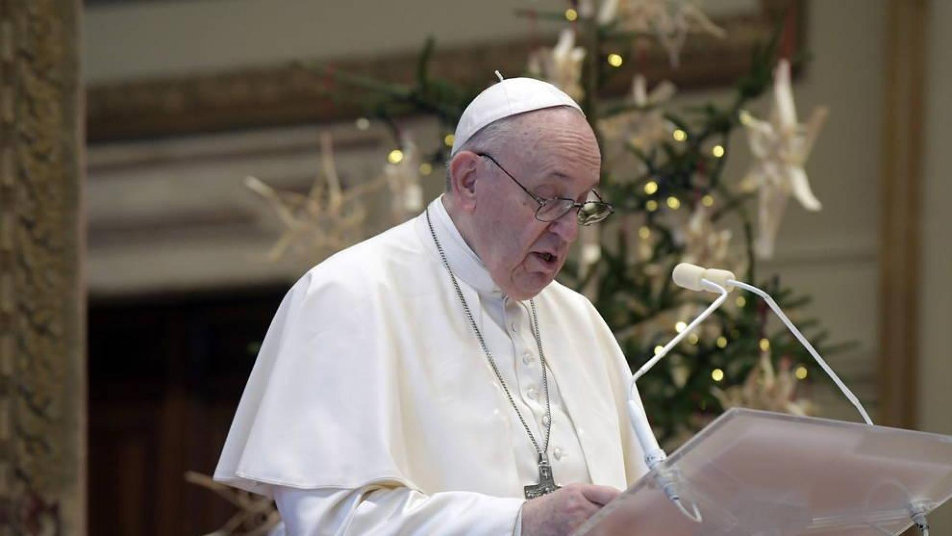 El papa imparte su bendición Urbi et Orbi en el Vaticano este día de Navidad.