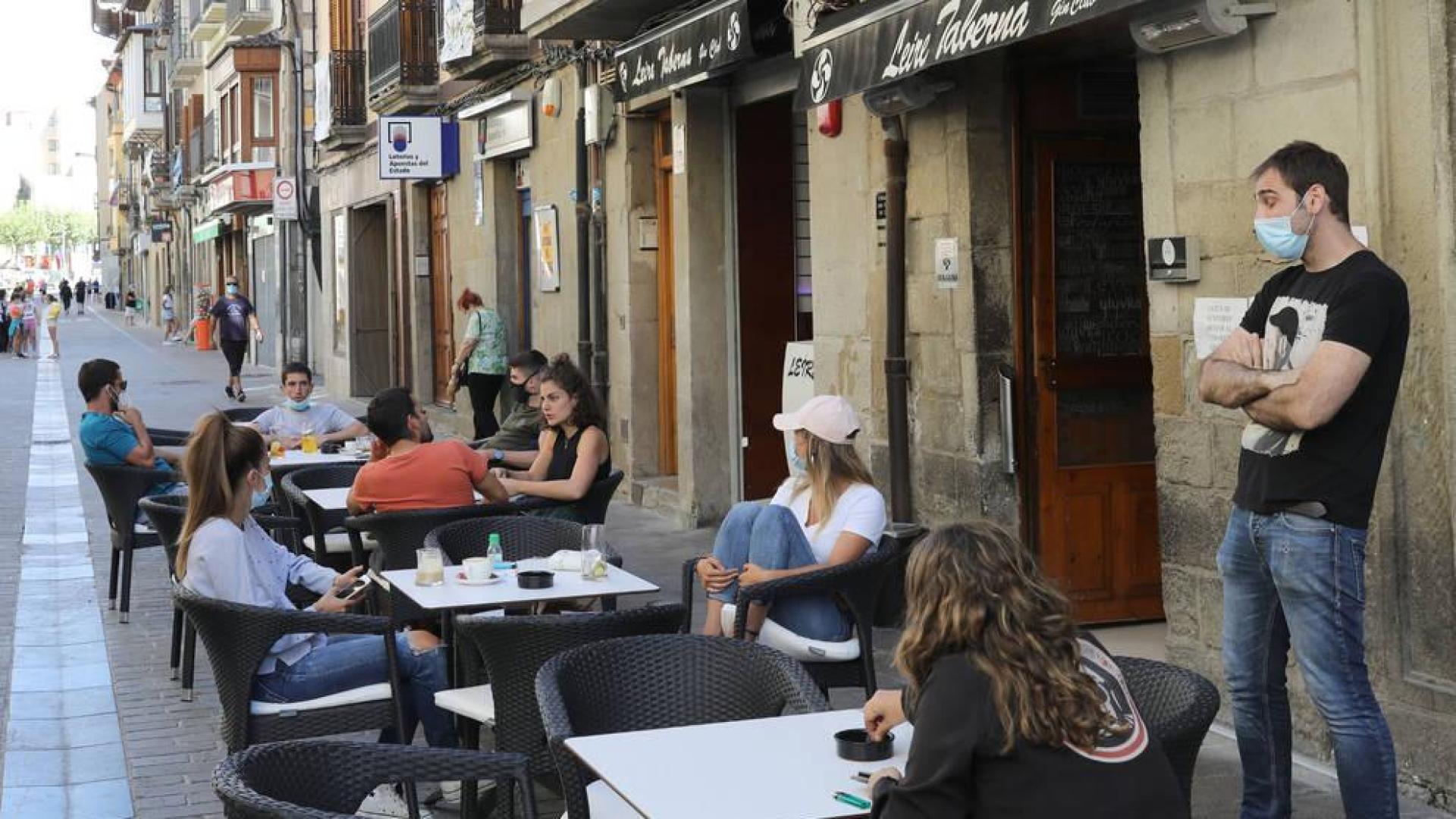Clientes en una terraza de la calle Mayor de Sangüesa.