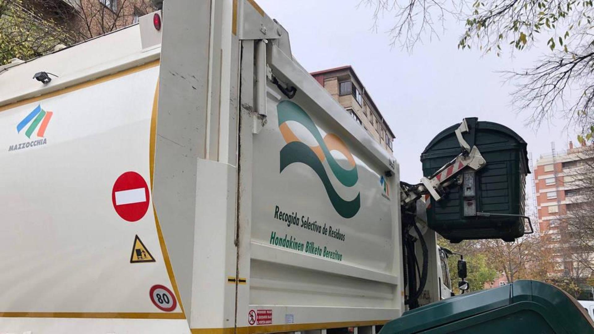 Un vecino protesta por el ruido de los camiones de basura