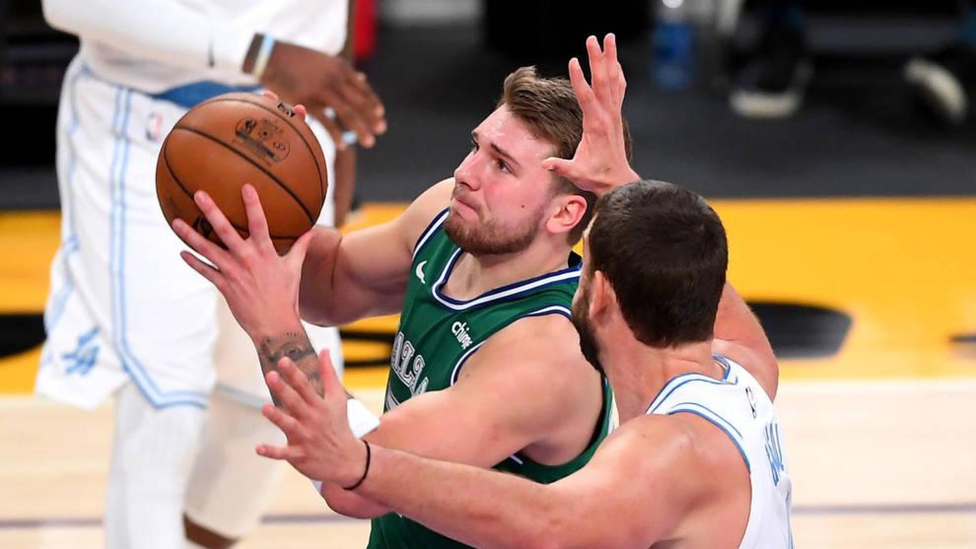 Doncic entra a canasta ante la oposición de Marc Gasol.