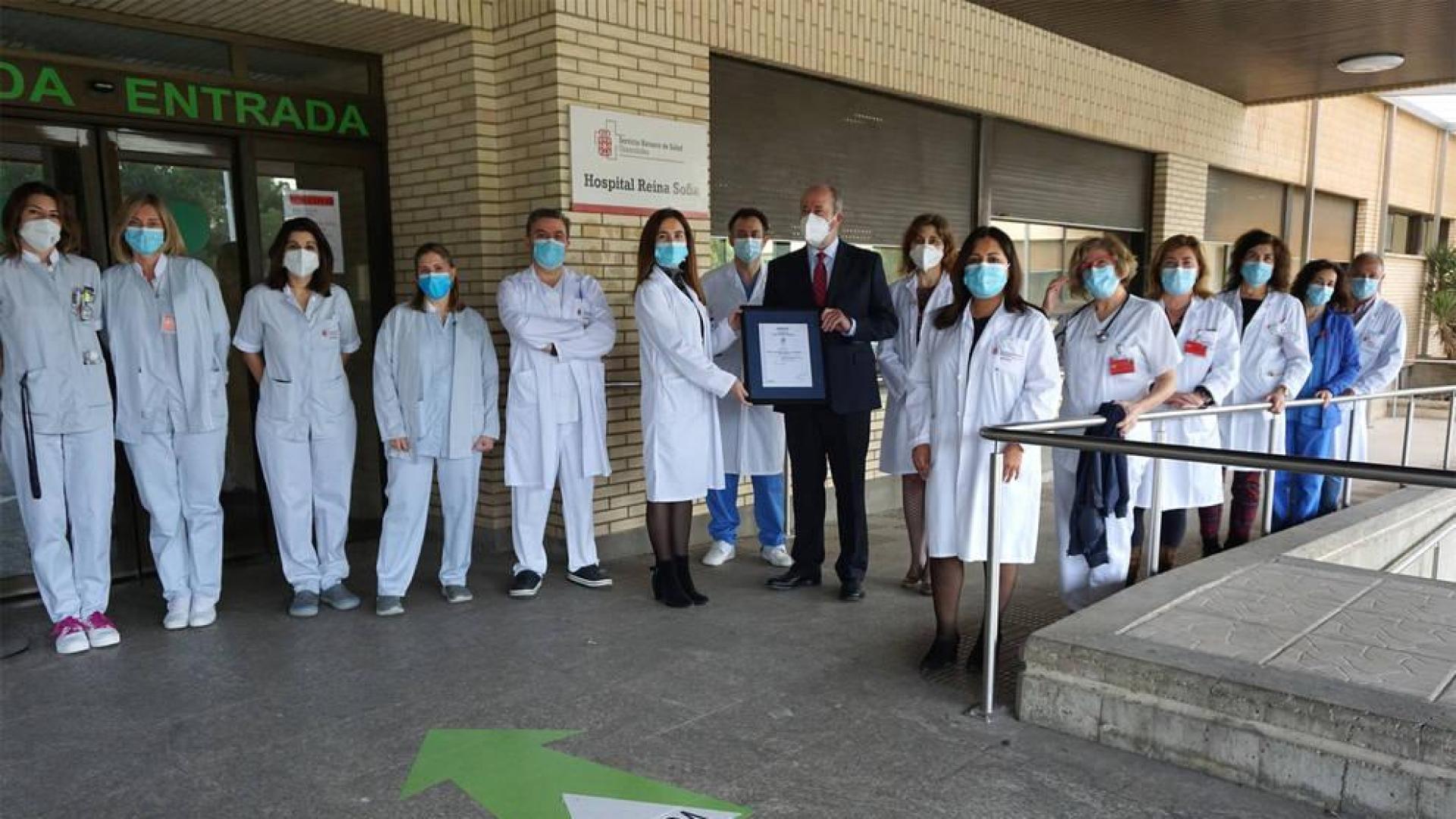 Emilio Flamarique, director de la Delegación de Navarra, hace entrega de la certificación a la gerente del Área de Salud de Tudela, Ana Beamonte, en presencia de profesionales del centro.