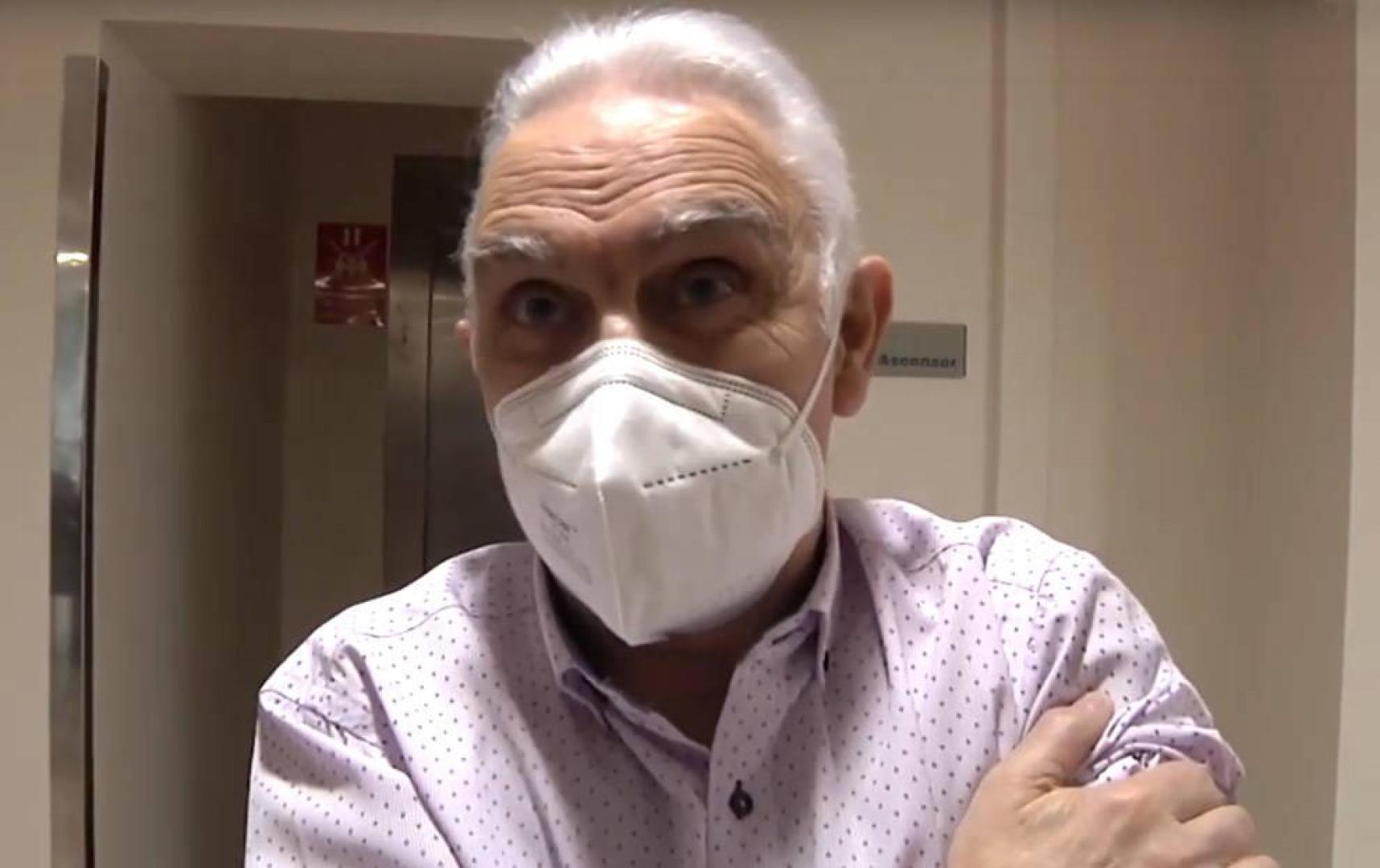 Francisco Guerrero, tras recibir la vacuna contra la covid.