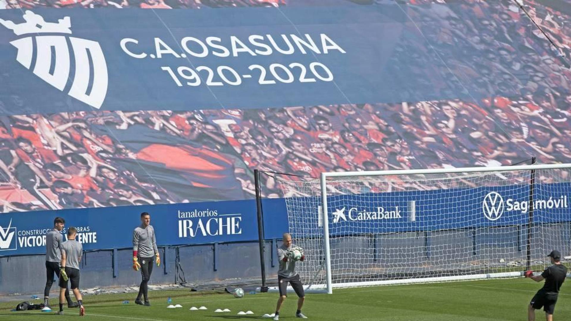 Rubén Martínez bloca el balón ante el disparo de Richard Sanzol, ayer en El Sadar. Detrás, Sergio Herrera, Juan Pérez e Iñaki Álvarez.
