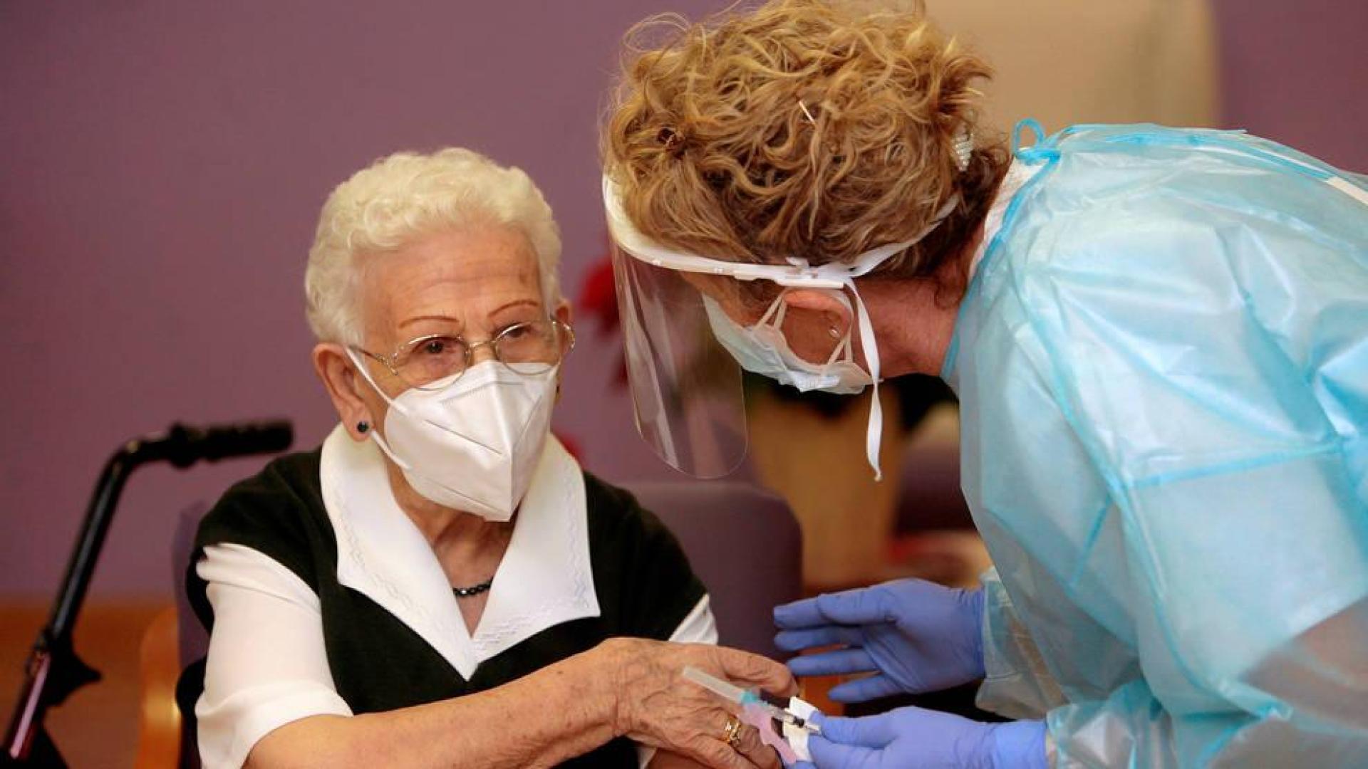 Mayores y sanitarios de toda España inauguran la vacunación
