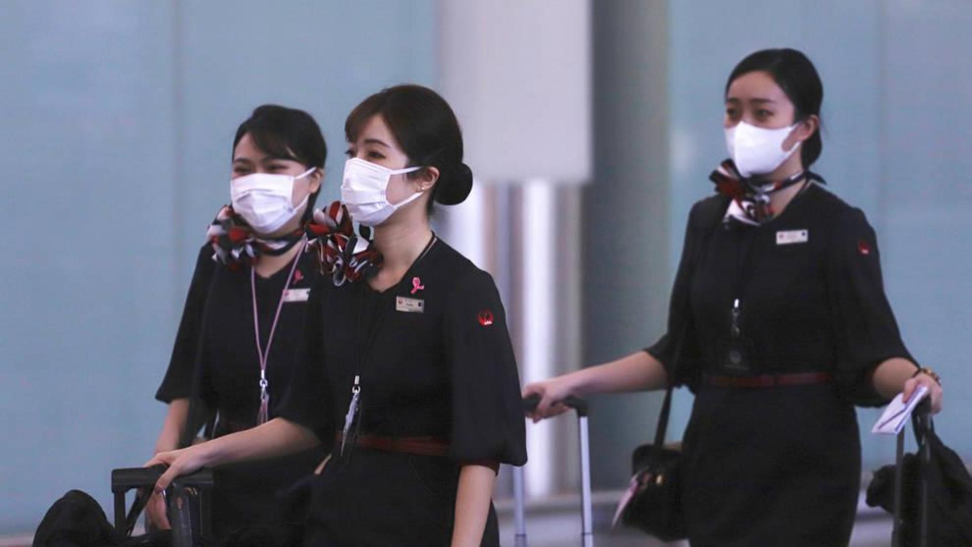 Personal de tripulación de Japan Airlines a su llegada al Aeropuerto Internacional de Hong Kong.