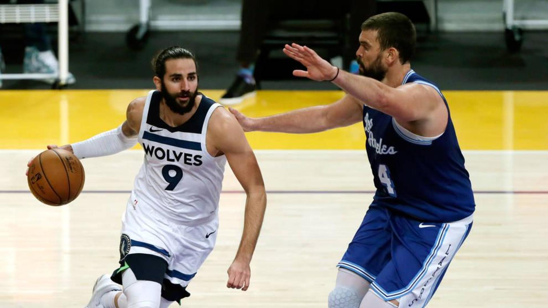 Ricky conduce el balón ante la oposición de Marc Gasol.