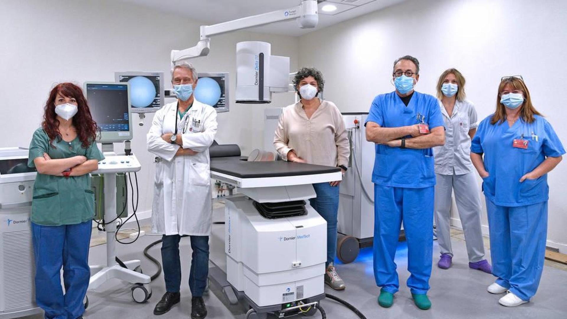 Zaloa Amelibia (facultativa adjunta de Urología), Manuel Montesino (jefe de servicio), Pili Luri (enfermera), Andrés Rivas (jefe de la Sección de Urología), Aitziber Allo (enfermera) y Araceli Cortés (auxiliar de enfermería).