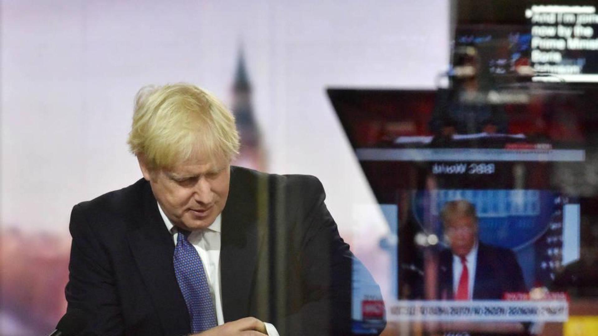 Boris Johnson consulta su reloj durante una entrevista en la BBC.