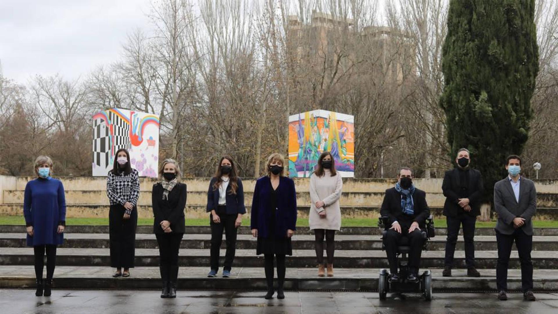 Responsables políticos con algunos de los navarros residentes en el exterior que han participado en el encuentro.