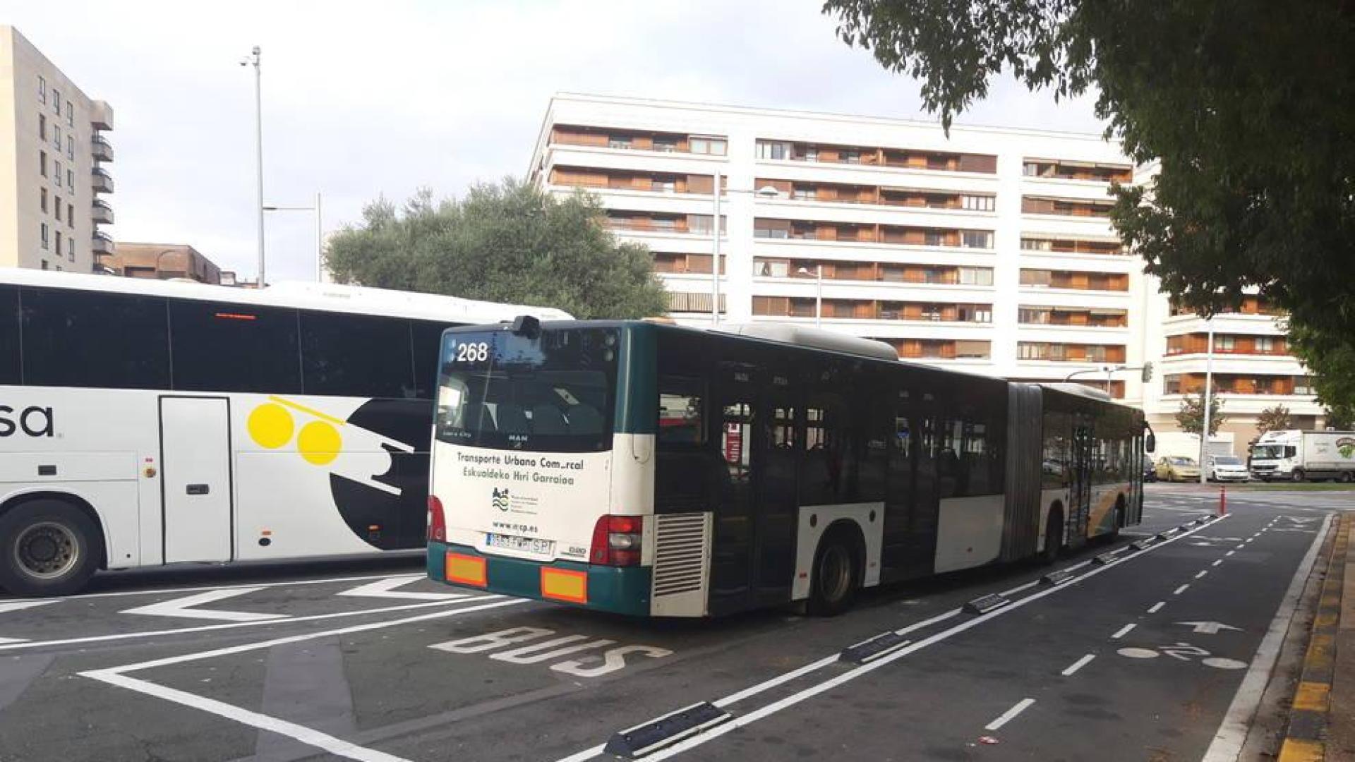 VISIBILIDAD. A pesar de que existe una zona específica en blanco para solventar el asunto, la visibilidad puede ser insuficiente cuando hay autobuses estacionados tanto para quienes circulan en bici como para aquellos coches que atraviesan la glorieta.