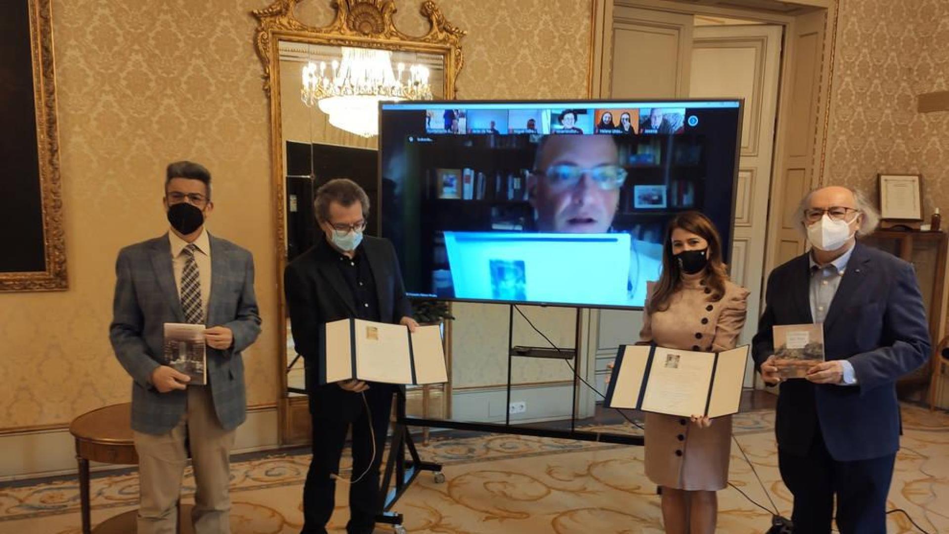 Crisanto Pérez (en la pantalla) y Luis Ramos reciben los Premios de Novela y Poesía Ciudad de Salamanca