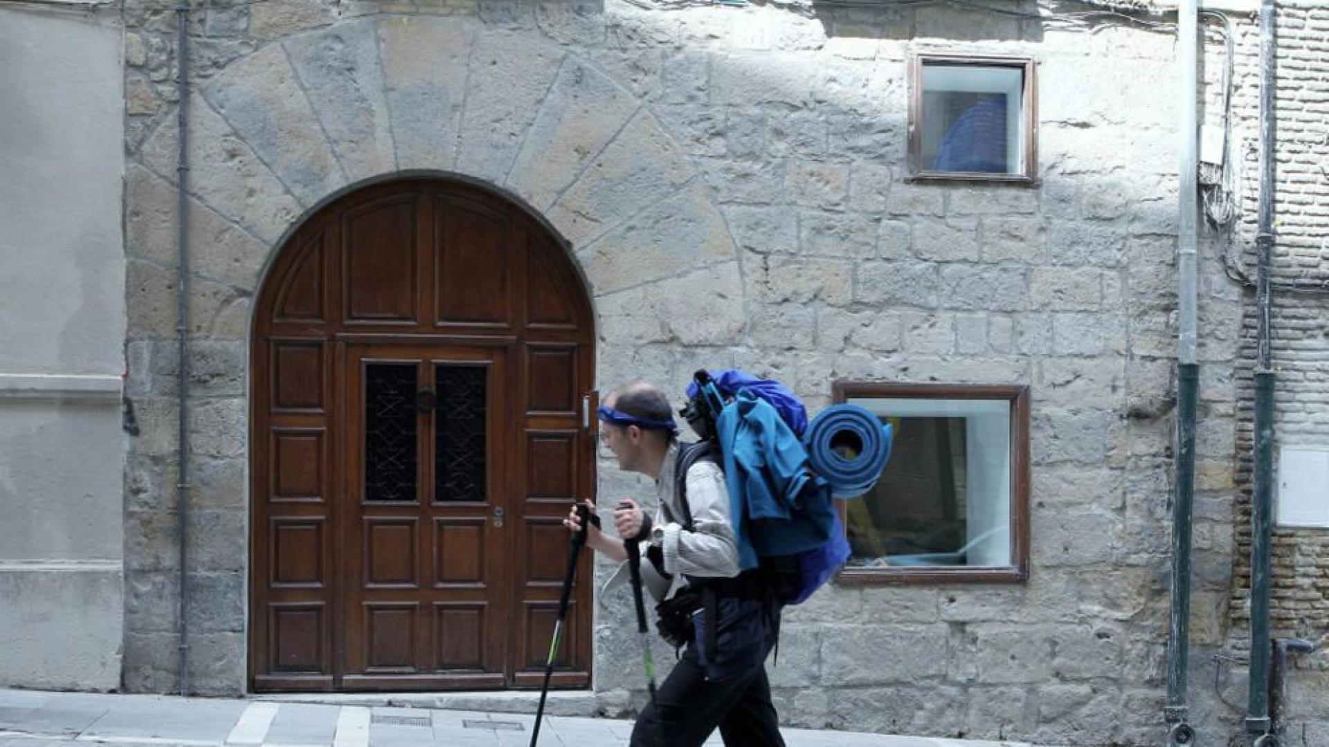 Correos reanuda en Navarra el transporte de mochilas del Camino Santiago
