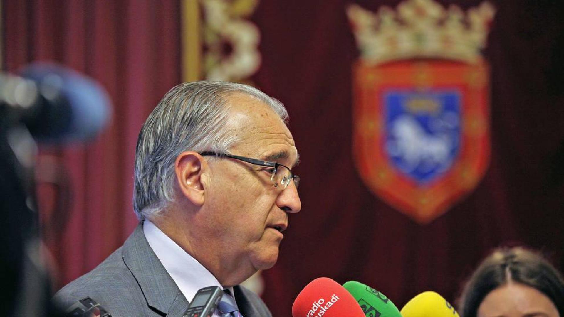Enrique Maya, en la rueda de prensa en el Ayuntamiento de Pamplona.