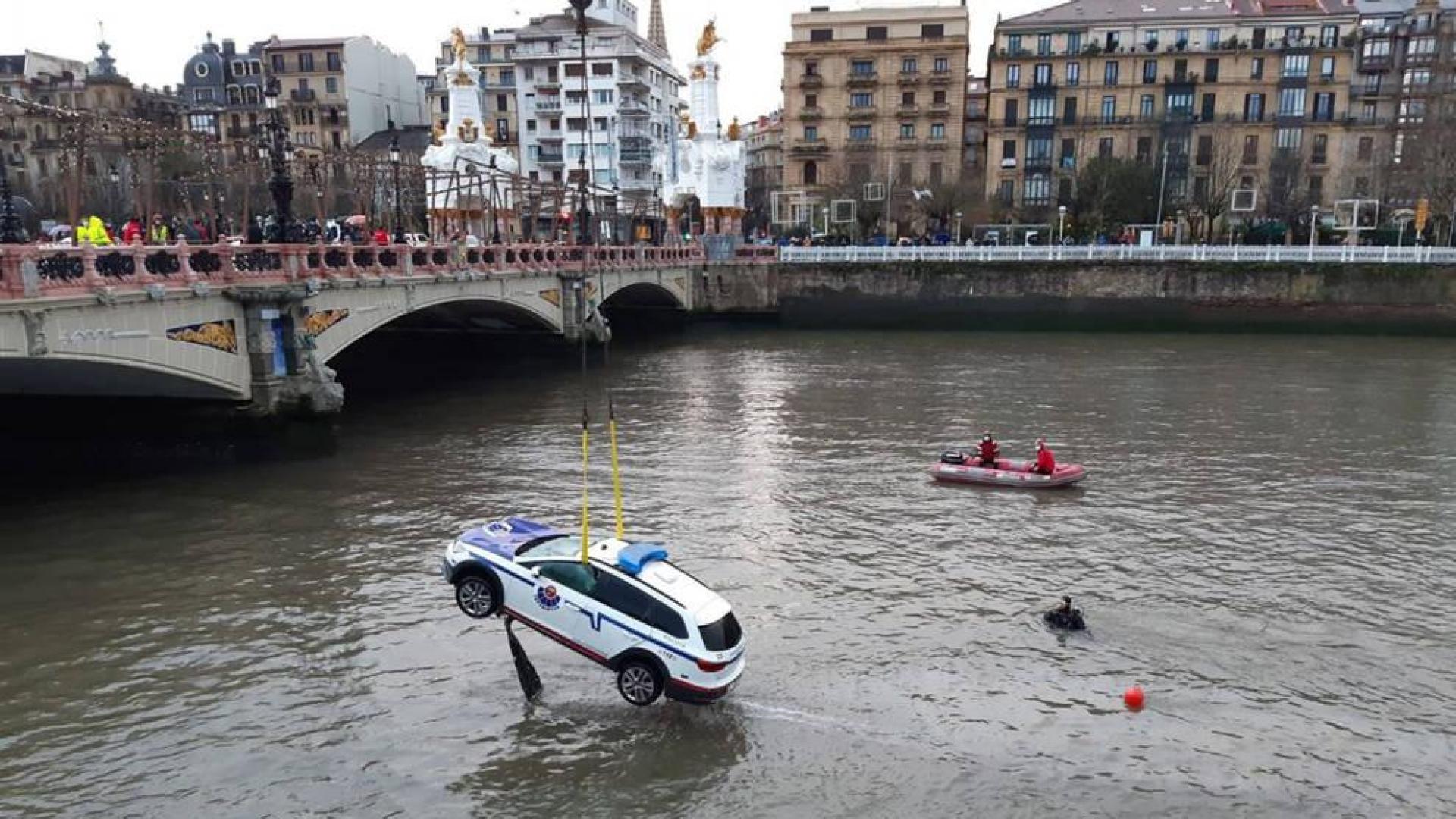 Rescate del río Urumea del coche patrulla de la Ertzaintza con el agente fallecido en su interior