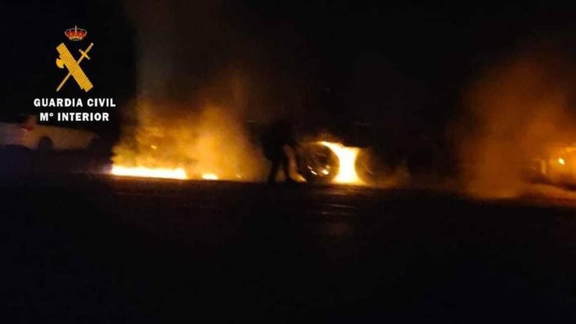 Agentes de la Guardia Civil extinguieron el fuego que se había producido en el camión