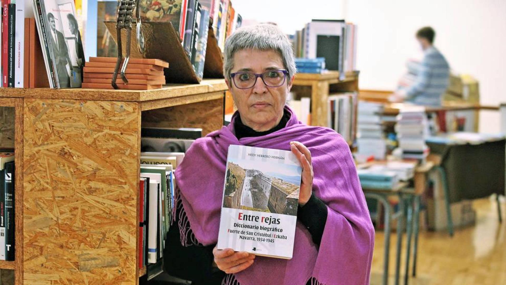 Hedy Herrero con un ejemplar de su libro ayer, en la librería Katakrak de Pamplona.